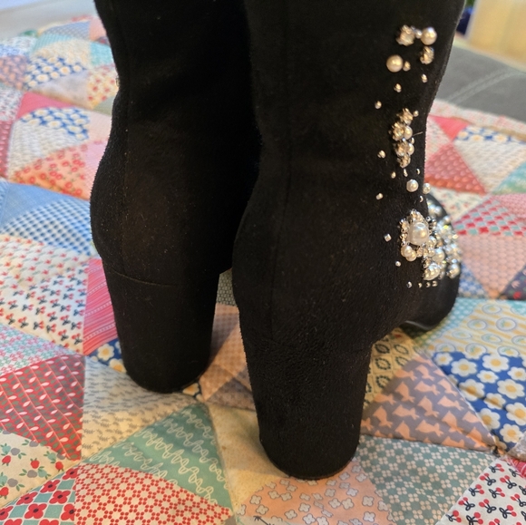 Olivia Miller Diomede Pearl and Rhinestone Booties, Black, EUC, Size 8.5US - Picture 7 of 10